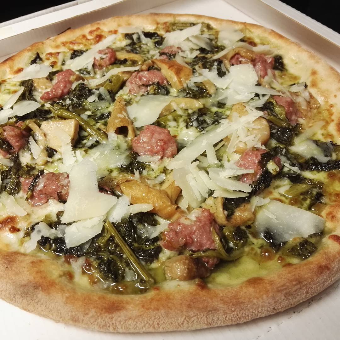 Pizza con friarielli, salsiccia artigianale e parmigiano