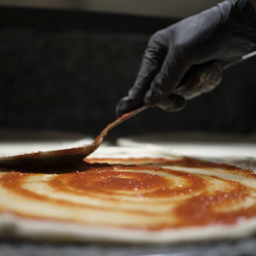 L'impasto steso a mano, in controluce, prima di diventare pizza